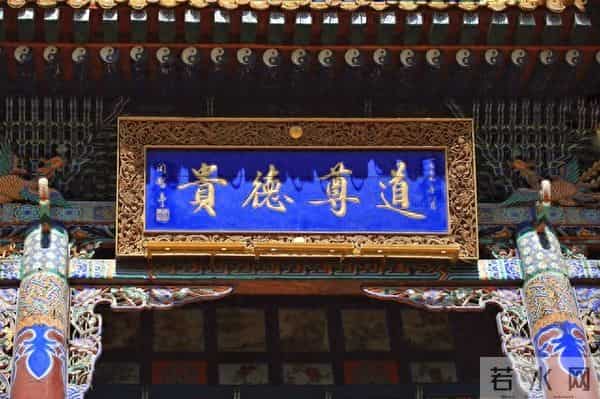 德行传家，是塑造富贵家族的命运。