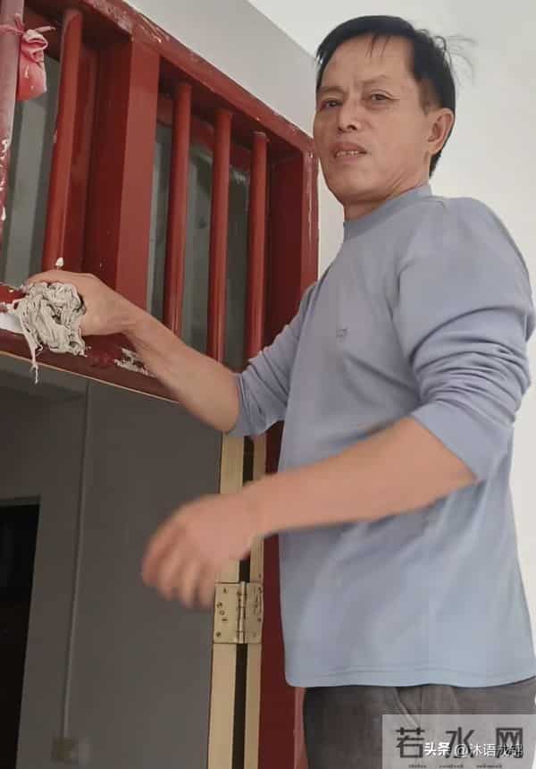 梁志辉给爸妈大红包 弟弟给奶奶买手机 梁志辉是这样到养父母家的！