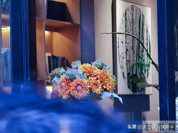 感情能承载的 ，是悲欢离合。感情不能承载的，是有情人难成眷属。