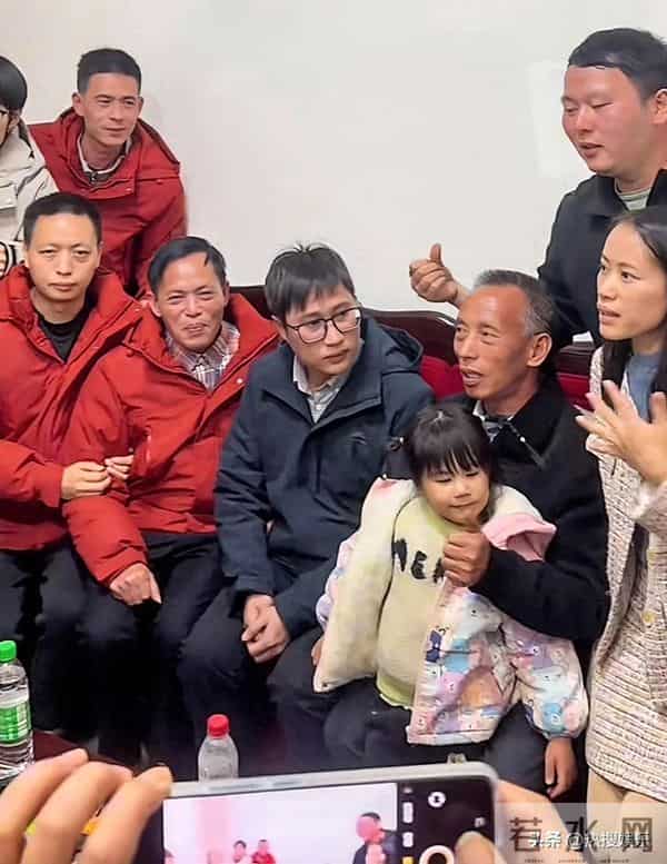 只有谢浩男没有认祖归宗，就算是离婚了，谢岳也不用这么避嫌吧！