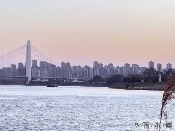 别不信！兄弟姐妹感情好不好，主要取决于家里这四个人的态度！