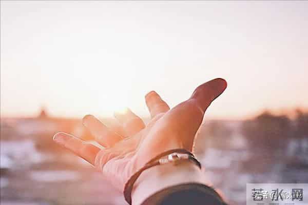 巨蟹的温柔藏着锋 爱像潮水来得汹涌深情不设防 心凉转身悄无声息