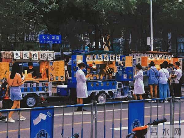 看破不说破的人性铁律-女人突然接近你，90%是发现你有钱有势了