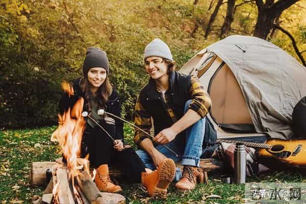 巨蟹的温柔藏着锋 爱像潮水来得汹涌深情不设防 心凉转身悄无声息