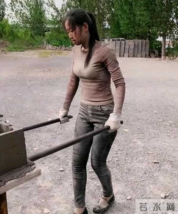 前夫突然离世，儿子打来电话，丈夫的反应让我泪目