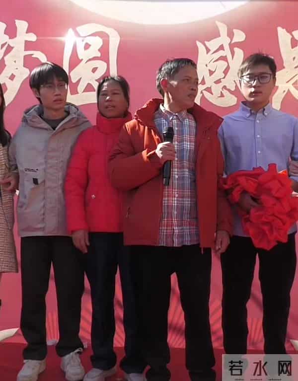 梁志辉被拐30年团圆宴很感人让无数人泪目妈妈送的礼物太有意义了