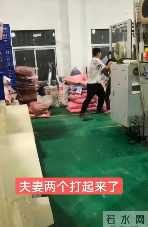 东莞一女子坐男人腿上吃零食，被老公逮住，妻子：都是同事有什么