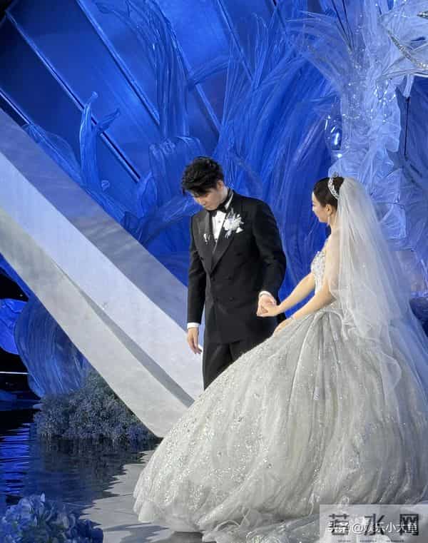 王懿律携妻子参加黄雅琼刘雨辰婚礼，四人合影俊男靓女好养眼！