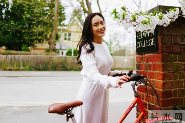 狮子座12月上旬运势：高光开局如星耀场，稳扎稳打更出彩