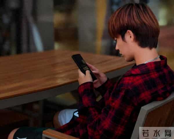 父亲离世 我却看到妻子在陪学长庆功的朋友圈 我提离婚她笑:至于吗