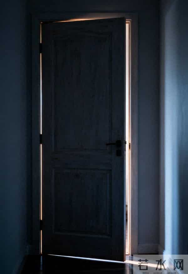 深夜争吵后，婆婆轻轻关上了房门