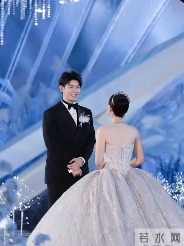 黄雅琼刘雨辰大婚，中式秀禾配西式婚纱，美出天际