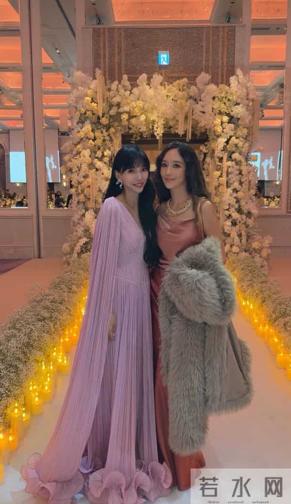 李靓蕾晒邱泽许玮甯婚礼现场照，身着紫色披风长裙和许玮甯玩贴贴