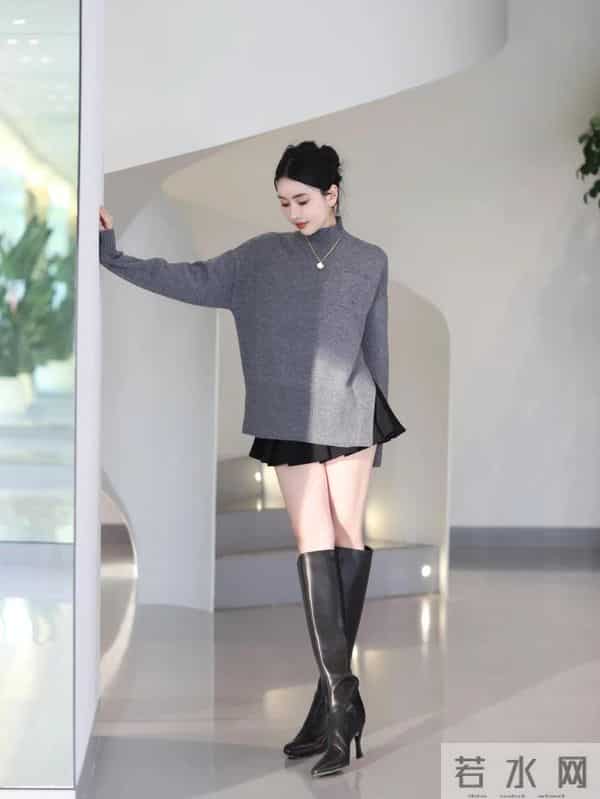 颜值穿搭：“灰色毛衣+百褶裙+长靴”