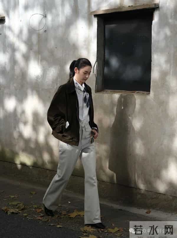 女生穿飞行员夹克,气质手拿把掐