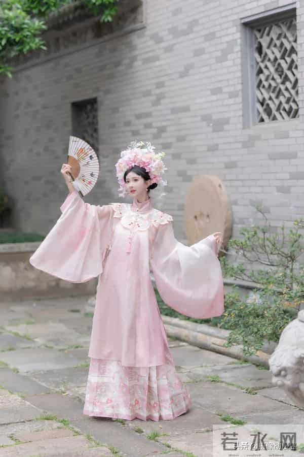 救命！这才是中式浪漫吧！粉纱配老院，美到心巴上