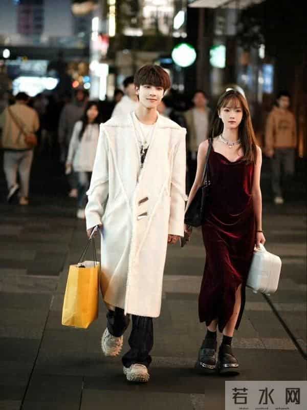 成都街拍太辣了，入冬后还在“秀身材”，又酷又美真惹眼！