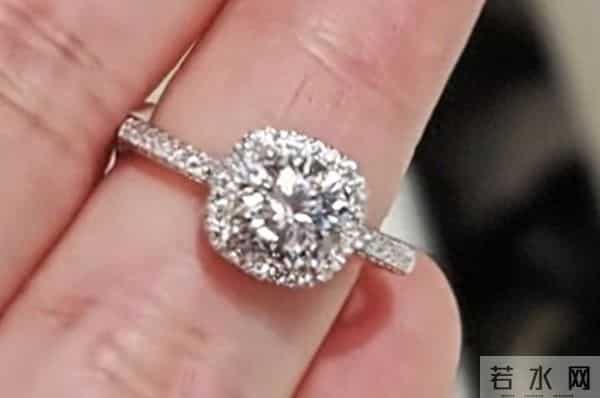 169元抢疯了！胖东来小方糖戒指爆火，年轻人的悦己快乐太好懂