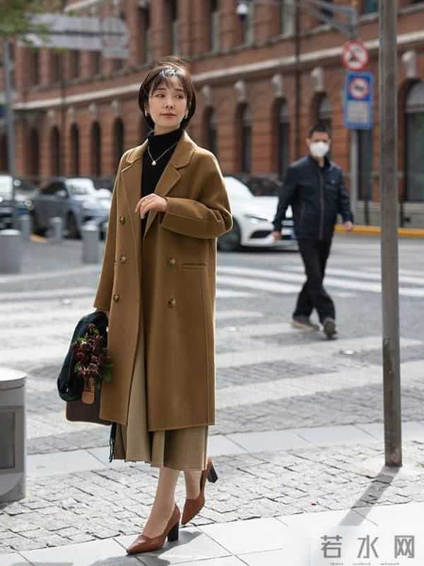 入冬后多穿基础款衣服，大衣、针织衫、半身裙，轻松提升你的气质