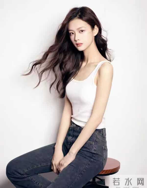 国色天香：北电校花易子茗，绝世倾城的容貌触动人心