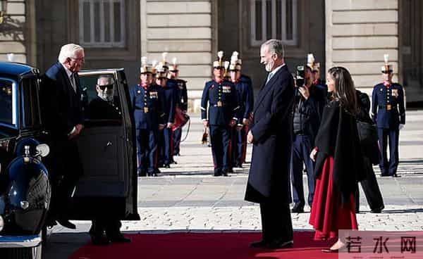 西班牙王后欢迎德国总统太美艳了！红裙配斗篷太好看，光腿真抗冻