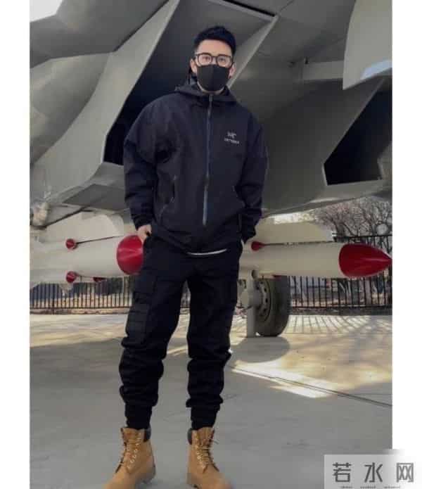 建议男人，今冬别穿羽绒服！换成“冲锋衣+工装裤”，又帅又年轻