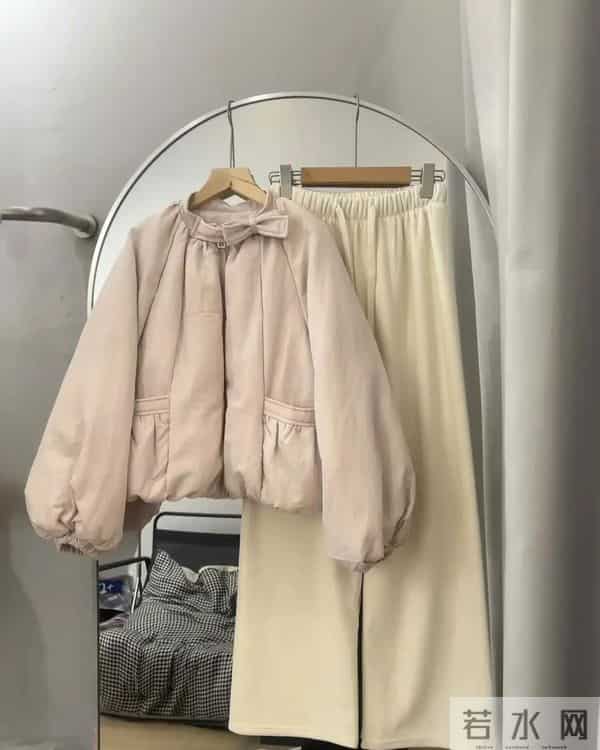 冬天出门别再披着厚棉袄了，这几件衣服保暖又时尚。