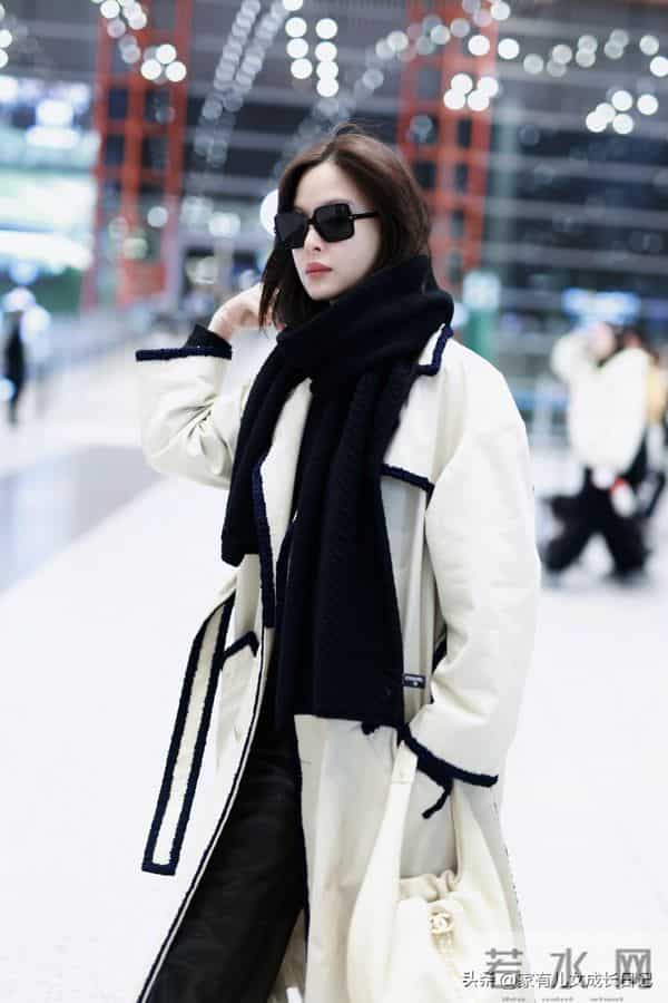 辛芷蕾的“秋冬高级感”时髦穿搭：从秀场到机场，照搬这3招就够