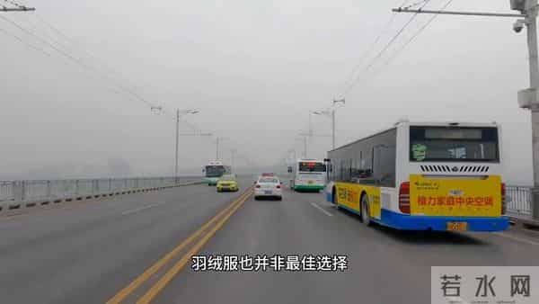 为什么降温了也不建议穿“羽绒服”，内行人说出实情，恍然大悟