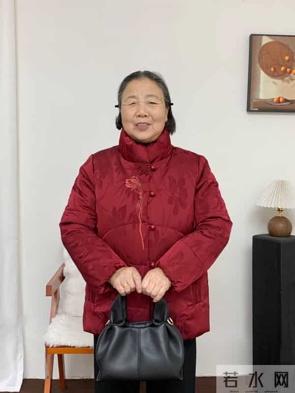 一口气给80岁奶奶买了四件棉服，奶奶让退掉三件，看看留哪件合适