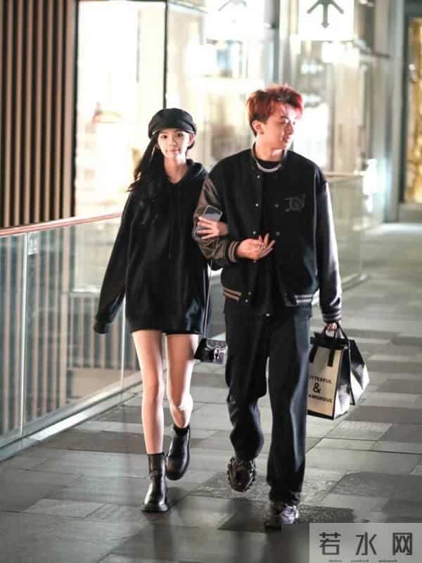 成都街拍太辣了，入冬后还在“秀身材”，又酷又美真惹眼！