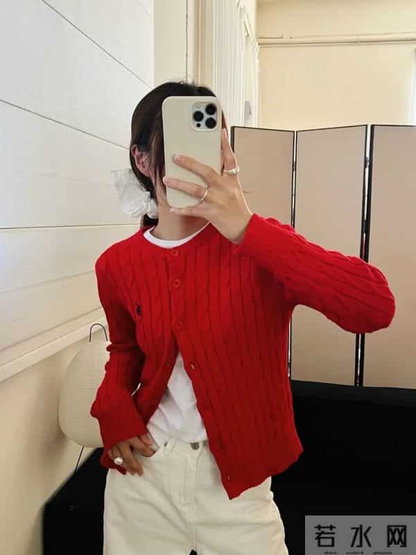 冬天穿“红色毛衣”明亮又有存在感，越看越上头！