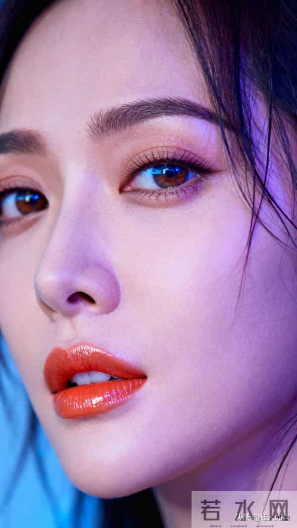 霓虹里的微醺眼波