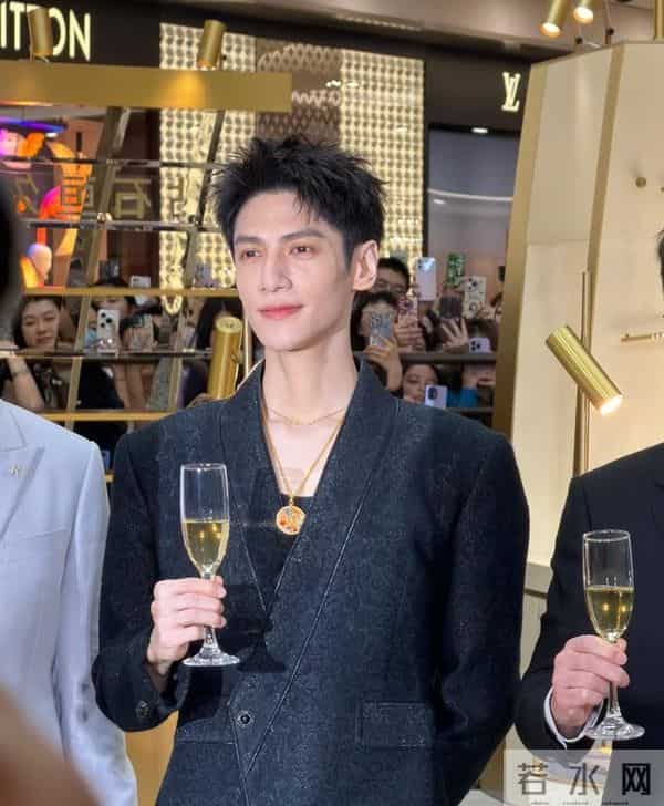 罗云熙空降杭州状态不佳！脸颊凹陷瘦成皮包骨，笑容诡异引热议