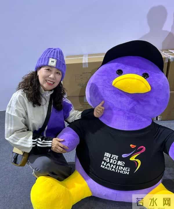 被64岁的南京李阿姨穿搭惊艳到了，撞色上衣+裙子，混搭显年轻