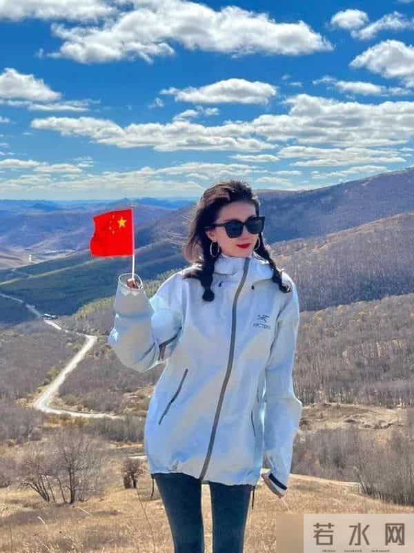 立冬后才发现：不兴羽绒服了！满大街都在穿“冲锋衣”，保暖时髦