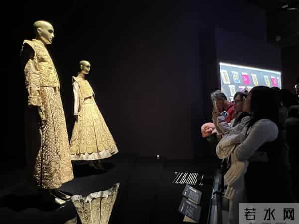 遭老祖宗的“金铺盖”闪到了，在全球首站全国唯一的成都重磅大展上