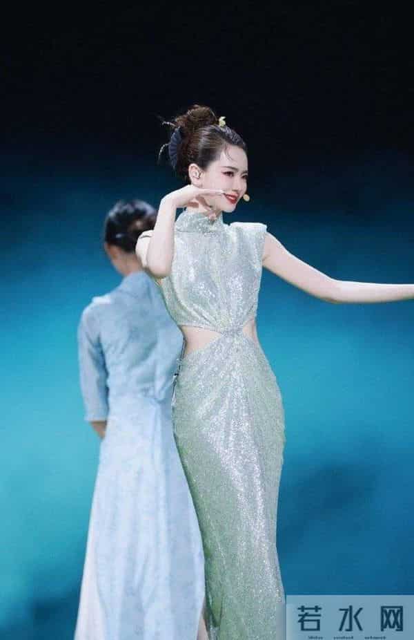 古力娜扎和戚薇穿搭新中式旗袍，一个典雅知性，一个优雅时尚