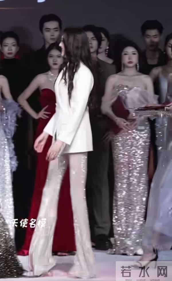 颁奖的比中奖的更美，徐敏也是风韵犹存的，身材一点不比超模差