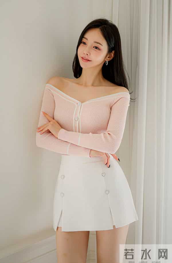 「甜欲轻熟少女风」把粉色的柔甜和露肤细节的小性感揉得又乖又媚