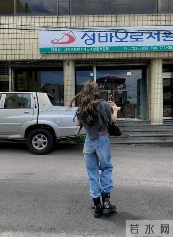 难怪没人穿马丁靴了，今年流行的“冬靴”，洋气好看又舒适百搭