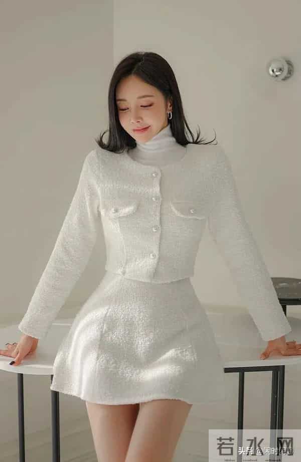 米白套装缀珍珠纽扣，配短裙高跟鞋，简约优雅。