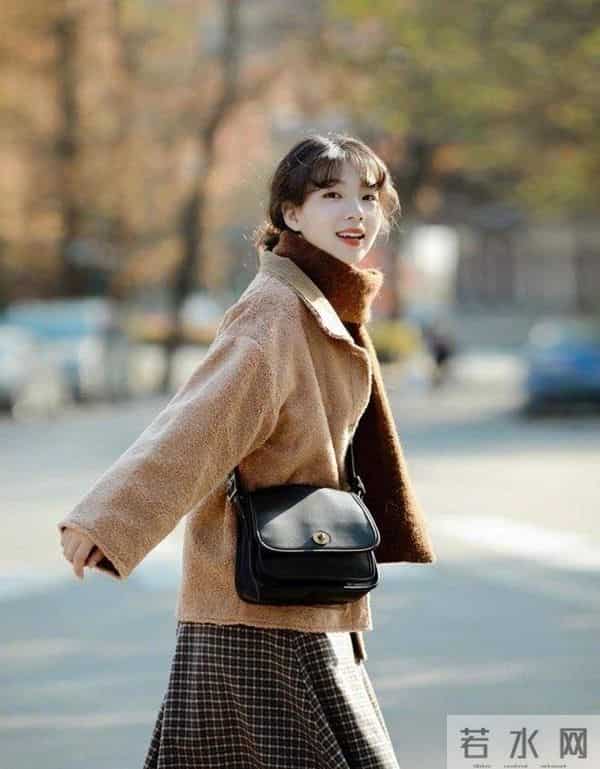 放弃羽绒服吧！今年秋冬“回头率最高”的3件外套，时髦不易撞款