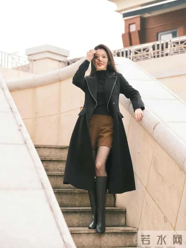 黑色大衣+毛呢短裤+波点袜+长靴，优雅又松弛的秋冬氛围感穿搭