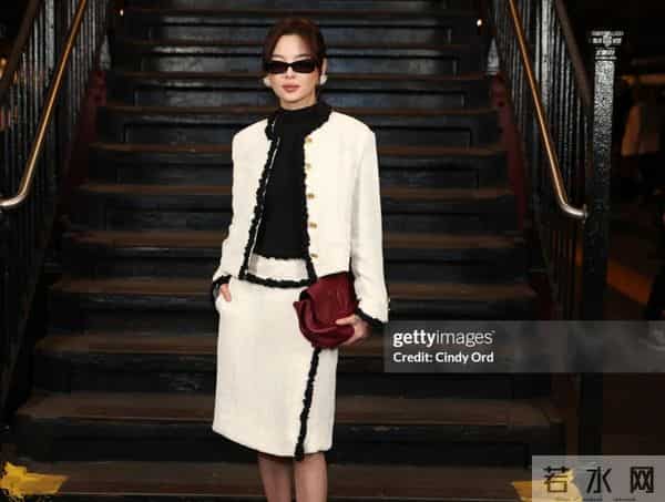 纽约大秀：王一博留大妈头，辛芷蕾国际范足，权志龙狗啃刘海辣眼