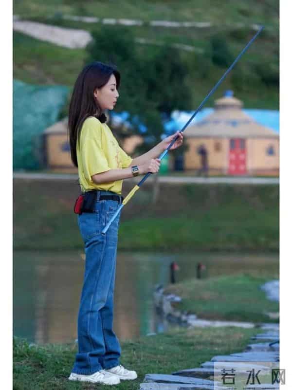 46岁殷桃又在穿搭上做减法，牛仔裙+帽子+长卷发，高级感轻而易举