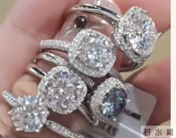 169元抢疯了！胖东来小方糖戒指爆火，年轻人的悦己快乐太好懂