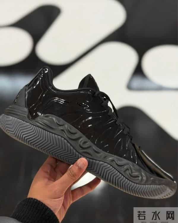 黑漆皮帅啊！哈里伯顿上脚「新战靴」！