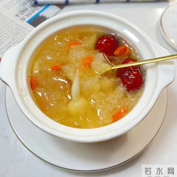 冬天裤脚全是白屑？别慌！身体乳+食疗双管齐下，皮肤嫩到掐出水