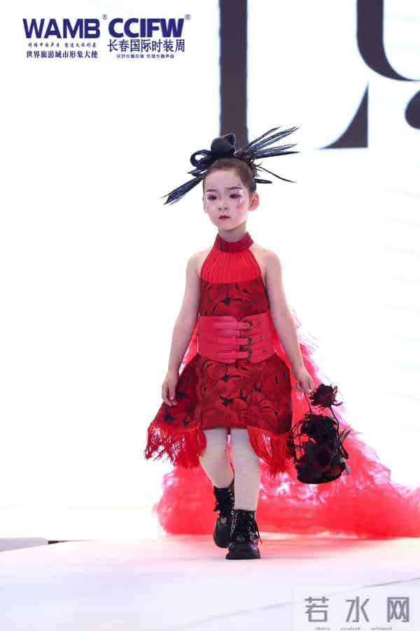 2025长春国际时装周 “落音”品牌年度首秀演绎冰雪风尚